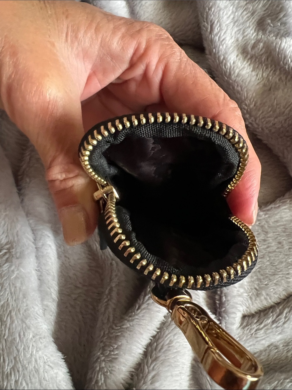 Karl Lagerfeld Pebbled, Gold Tone Hardware, Coin/Earbud Purse, new without tag - Picture 3 of 5